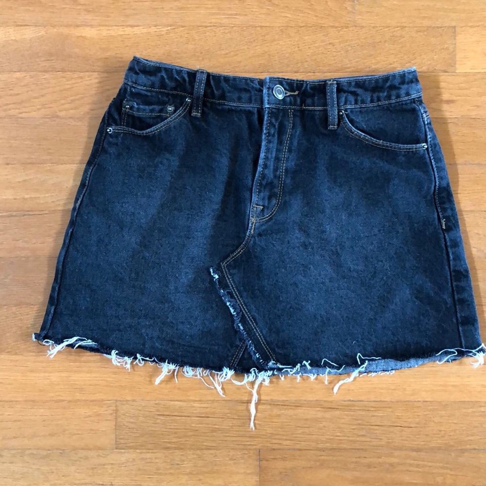 Forever 21 frayed denim mini skirt.